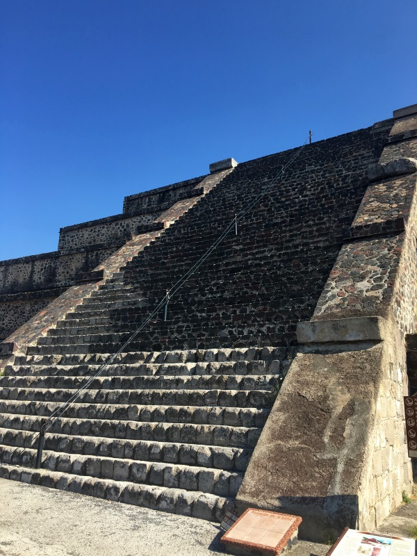 Escada da Pirâmide da Lua